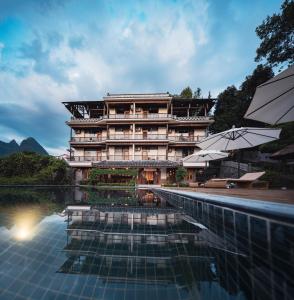 Bazén v ubytování Yangshuo River Lodge Hotel-Free pick up from Yangshuo Area over three nights nebo v jeho okolí