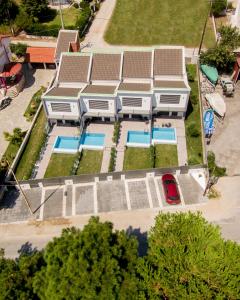 vista aerea di una casa con piscina di cobalt aqua a Iraklitsa