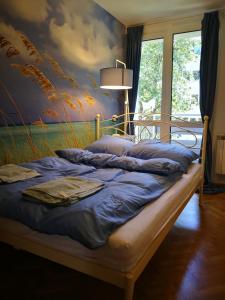 1 dormitorio con 1 cama con una pintura en la pared en Lemon Tree Apartment en Breslavia