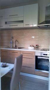 uma cozinha com um lavatório e um fogão forno superior em Dima apartment em Veliko Tarnovo