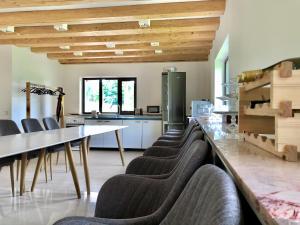 a dining room with a long table and chairs at Holstre Paradiis in Holstre