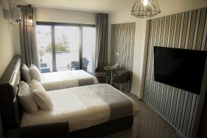 เตียงในห้องที่ Jimmy's Suites