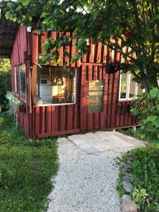 Casa de madera con ventana en un jardín en Sillaotsa camp, en Paide