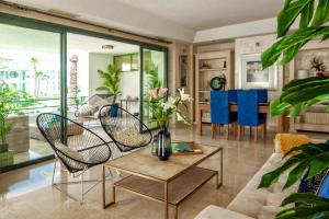 ソトグランデにあるPolo Royale Waterfront Luxury Apt - 3 terraces and poolのソファと椅子とテーブルのあるリビングルーム
