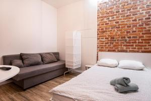ein Wohnzimmer mit einem Bett und einem Sofa in der Unterkunft Dream Aparts-Rewolucji 2 in Łódź