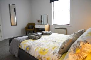 A bed or beds in a room at Central Portree Apartment
