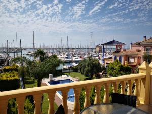 トレビエハにあるApartamento Marina Vipの- マリーナとボートの景色を望むバルコニー