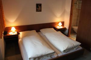 En eller flere senge i et værelse på Gästehaus Trude Waltl