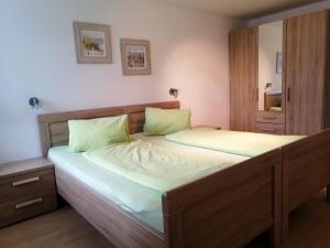 1 dormitorio con 2 camas y espejo en Bauernhof Grafenhof, en Ebbs