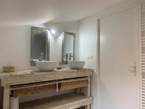 Bilik mandi di Appartement Cocon dans domaine historique d'exception +32 gambar
