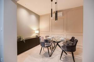 a dining room with a glass table and chairs at Apartments Lacrima near the sea in Šilo