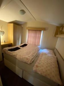 een kleine slaapkamer met een bed en een raam bij Mobilný domček in Terchová