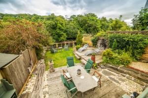 uma vista aérea de um jardim com uma mesa e cadeiras em Self Catering Accommodation, Cornerstones, 16th Century Luxury House overlooking the River em Llangollen