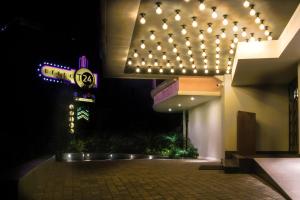 - un bâtiment avec des lumières et un panneau la nuit dans l'établissement T24 Retro, à Mumbai