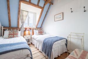 Легло или легла в стая в Stylish rural cottage with views over fields and the River Stour - The Granary