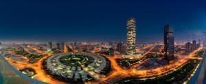 een luchtzicht op een stad 's nachts bij FIVE Jumeirah Village in Dubai