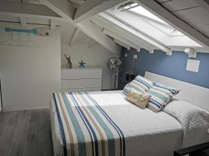 a bedroom with a bed with blue walls at Tuffonelblu in Ventimiglia