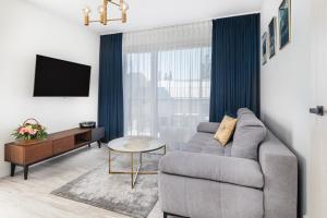 Telewizja i/lub zestaw kina domowego w obiekcie Apartamenty Osiedle Bursztynowe III by Noclegi Renters