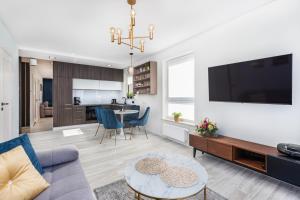 Telewizja i/lub zestaw kina domowego w obiekcie Apartamenty Osiedle Bursztynowe III by Noclegi Renters