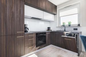 Kuchnia lub aneks kuchenny w obiekcie Apartamenty Osiedle Bursztynowe III by Noclegi Renters