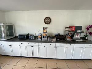Кухня или мини-кухня в Royal Inn Richmond Hill- Savannah I-95
 +16 фотографий