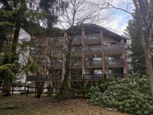 une grande maison avec une clôture devant elle dans l'établissement Ferienwohnung Kappeblick direkt am Skikarussell u. Bike-Park, à Winterberg