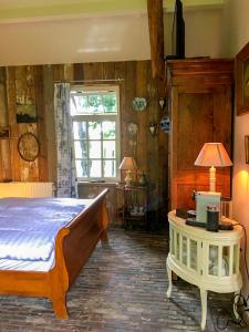 a bedroom with a bed and a table and a window at Vakantiehuizen Kats Zeeland De Zwaluwenhof in Kats