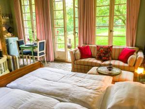 a living room with a bed and a couch at Vakantiehuizen Kats Zeeland De Zwaluwenhof in Kats