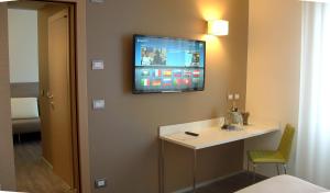En TV eller et underholdningssystem på Hotel Toscana