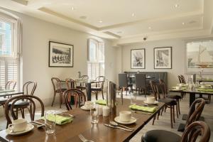 The Mariner, Westport في ويستبورت: غرفة طعام مع طاولة وكراسي