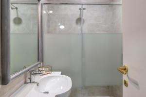 bagno con doccia e lavandino bianco di Hotel Paba a Roma