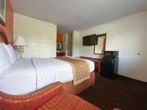 Cama ou camas em um quarto em Royal Inn Richmond Hill- Savannah I-95