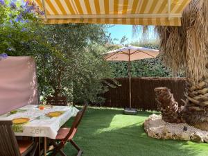 Posezení v ubytování Bastide du Levant - 50m plage - Rez de jardin