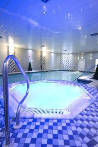 una gran piscina con pasamanos en un edificio en Burnley North Oaks Hotel and Leisure Club, en Burnley