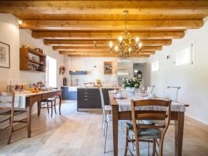 a kitchen with wooden ceilings and a dining table and chairs at Le Pervinche in Refrontolo