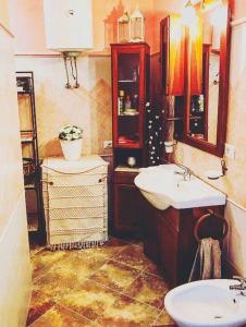bagno con 2 lavandini e specchio di Casa vacanze valledoria a Valledoria