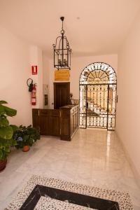 Una gran puerta en una habitación con suelo de baldosa. en Posada de Momo, en Benamejí