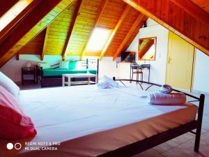 A bed or beds in a room at Apartments Onar