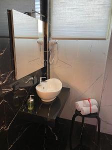 A bathroom at TH LUXURY fly