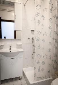 Koupelna v ubytování Apartements and rooms next to the Sea - Belveder Rab Sea and Sunset wiew + 37 fotografií