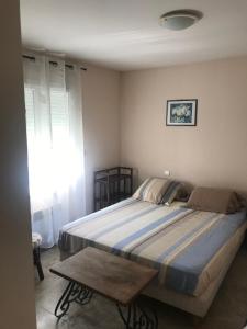 Кровать или кровати в номере Chambre 3 BEZIERS VILLENEUVE