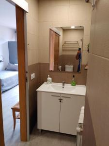 
a bathroom with a sink, toilet and bathtub at Carpe Viam in Santo Domingo de la Calzada
