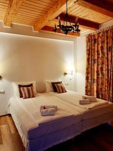 a bedroom with a large bed with two towels on it at Vila Eivissa in Porumbacu de Sus