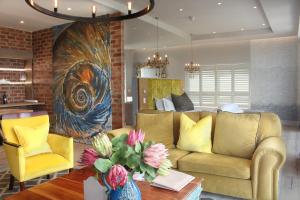 un soggiorno con divano e tavolo di Hermanus Boutique Guest House a Hermanus