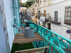 wiadro siedzące na drewnianej ławce na balkonie w obiekcie LA CUEVA DEL LOCO, Bretones 29 w mieście Sanlúcar de Barrameda