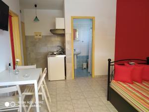 A kitchen or kitchenette at Apartments Onar