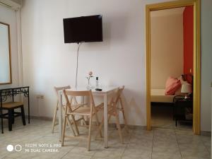 A television and/or entertainment centre at Apartments Onar