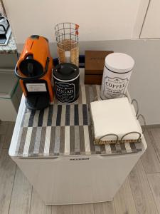 encimera de cocina con tostadora y otros artículos de cocina en Macondo, en Martina Franca