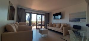 sala de estar con sofá y mesa de cristal en Apartamento Paz, en Playa Blanca