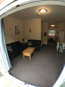 ein Wohnzimmer mit Sofa und Tisch in der Unterkunft 4 Bedrooms, 3 Bathrooms, Comfy beds, 5 Netflix TVs & VAN PARKING in Boston